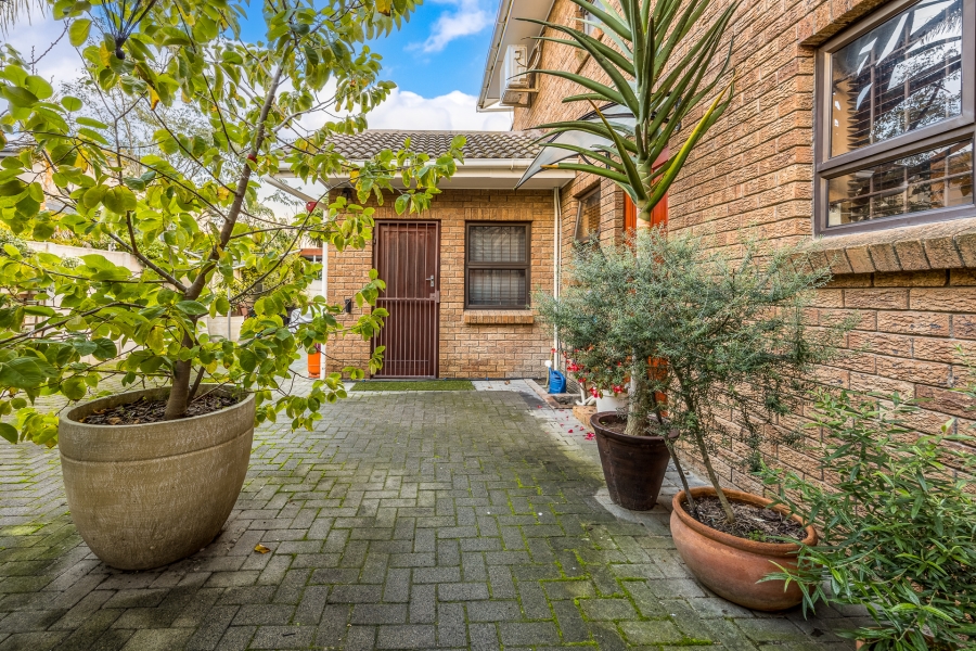 6 Bedroom Property for Sale in Brackenfell South Western Cape